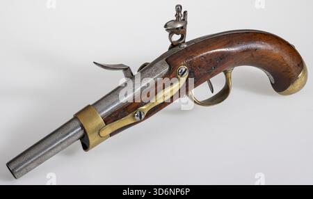 Storica pistola di cavalleria a pietra focaia francese fatta a mano, colpo da studio Foto Stock