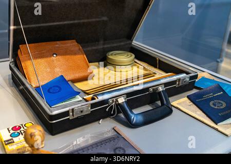 Valigetta con attrezzatura per la falsificazione del passaporto creata dalla Stasi (Ministero per la sicurezza di Stato della RDT) esposta in un museo, kit dell'agenzia di intelligence Foto Stock