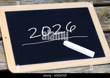 Una lavagna e un gesso con scritto l'anno 2026 Foto Stock