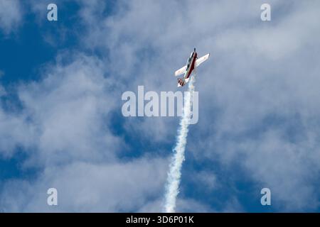 Sola, Norvegia - 16 giugno 2024: Acrobazie acrobatiche con pista di fumo Foto Stock