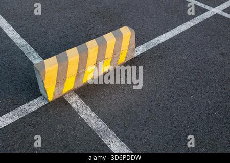 Barriera di arresto del parcheggio sulla superficie asfaltata segnalata al Driving Course Foto Stock