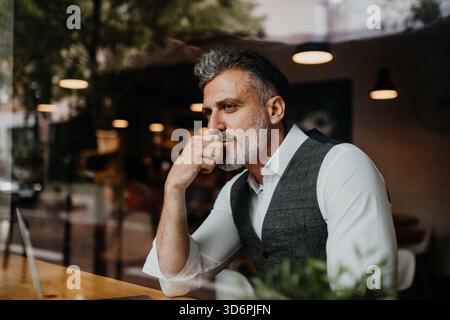 Ritratto di un penoso manager maturo. Foto Stock