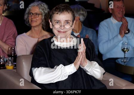 Katharina Thalbach bei der Aufzeichnung der NDR Talk Show im NDR Fernsehstudio Lokstedt. Amburgo, 21.11.2025 *** Katharina Thalbach alla registrazione del talk show NDR nello studio televisivo NDR Lokstedt Amburgo, 21 11 2025 foto:xH.xHartmannx/xFuturexImagex ndr talk2111 5112 Foto Stock