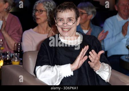 Katharina Thalbach bei der Aufzeichnung der NDR Talk Show im NDR Fernsehstudio Lokstedt. Amburgo, 21.11.2025 *** Katharina Thalbach alla registrazione del talk show NDR nello studio televisivo NDR Lokstedt Amburgo, 21 11 2025 foto:xH.xHartmannx/xFuturexImagex ndr talk2111 5113 Foto Stock
