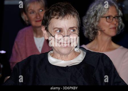 Katharina Thalbach bei der Aufzeichnung der NDR Talk Show im NDR Fernsehstudio Lokstedt. Amburgo, 21.11.2025 *** Katharina Thalbach alla registrazione del talk show NDR nello studio televisivo NDR Lokstedt Amburgo, 21 11 2025 foto:xH.xHartmannx/xFuturexImagex ndr talk2111 5120 Foto Stock