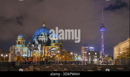Festival delle luci Cattedrale e Torre della televisione Berlino Germania Foto Stock