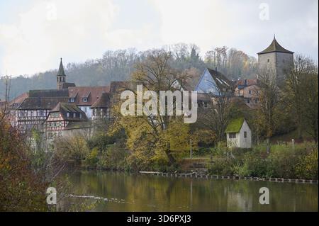 Case a graticcio e cancello del borgo nella città vecchia, Johanniterkirche, casa a graticcio, Kochertal, Kocher, Schwaebisch Hall, Hohenlohe, Germania Foto Stock