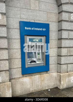 Dublino, Irlanda - 20 ottobre 2025: Bancomat Bank of Ireland su una strada pubblica. Foto Stock