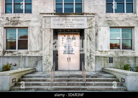 Particolare dell'edificio degli uffici di Stato (1949) di fronte alla State House di Montpelier, Vermont, USA. Foto Stock
