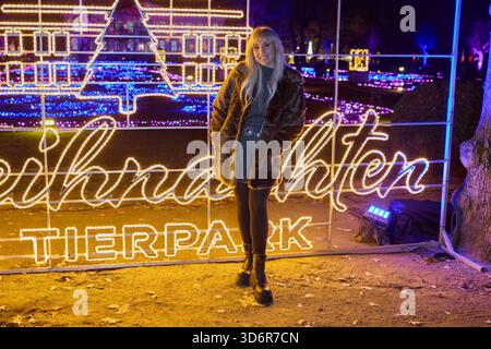 Annemarie Eilfeld - Eröffnung von Weihnachten im Tierpark Friedrichsfelde 2025 am 21.11.2025 a Berlino. Weihnachten im Tierpark Friedrichsfelde *** Annemarie Eilfeld inaugurazione del Natale al Tierpark Friedrichsfelde 2025 il 21 11 2025 a Berlino Natale al Tierpark Friedrichsfelde Foto Stock