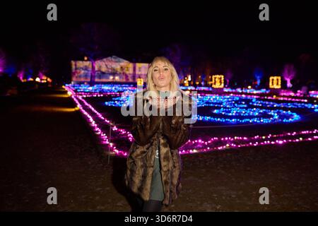 Annemarie Eilfeld - Eröffnung von Weihnachten im Tierpark Friedrichsfelde 2025 am 21.11.2025 a Berlino. Weihnachten im Tierpark Friedrichsfelde *** Annemarie Eilfeld inaugurazione del Natale al Tierpark Friedrichsfelde 2025 il 21 11 2025 a Berlino Natale al Tierpark Friedrichsfelde Foto Stock