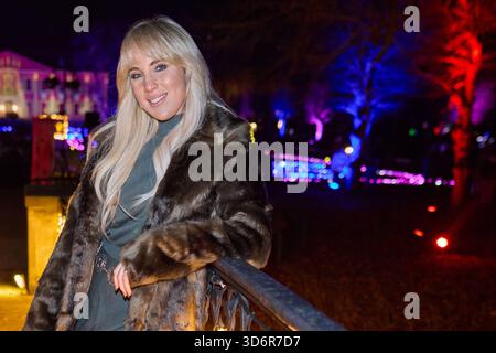 Annemarie Eilfeld - Eröffnung von Weihnachten im Tierpark Friedrichsfelde 2025 am 21.11.2025 a Berlino. Weihnachten im Tierpark Friedrichsfelde *** Annemarie Eilfeld inaugurazione del Natale al Tierpark Friedrichsfelde 2025 il 21 11 2025 a Berlino Natale al Tierpark Friedrichsfelde Foto Stock
