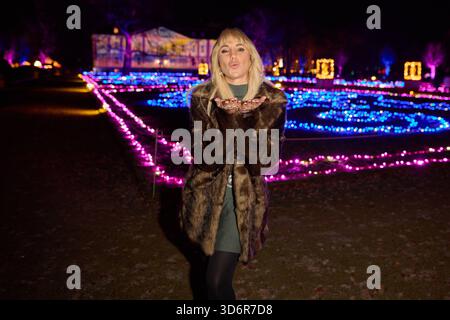 Annemarie Eilfeld - Eröffnung von Weihnachten im Tierpark Friedrichsfelde 2025 am 21.11.2025 a Berlino. Weihnachten im Tierpark Friedrichsfelde *** Annemarie Eilfeld inaugurazione del Natale al Tierpark Friedrichsfelde 2025 il 21 11 2025 a Berlino Natale al Tierpark Friedrichsfelde Foto Stock