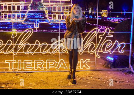 Annemarie Eilfeld - Eröffnung von Weihnachten im Tierpark Friedrichsfelde 2025 am 21.11.2025 a Berlino. Weihnachten im Tierpark Friedrichsfelde *** Annemarie Eilfeld inaugurazione del Natale al Tierpark Friedrichsfelde 2025 il 21 11 2025 a Berlino Natale al Tierpark Friedrichsfelde Foto Stock