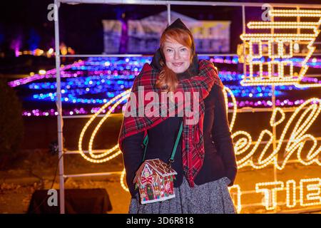 Enie van de Meikokjes - Eröffnung von Weihnachten im Tierpark Friedrichsfelde 2025 am 21.11.2025 in Berlin. Weihnachten im Tierpark Friedrichsfelde *** Enie van de Meikokjes inaugurazione di Natale al Tierpark Friedrichsfelde 2025 il 21 11 2025 a Berlino Natale al Tierpark Friedrichsfelde Foto Stock