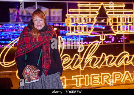 Enie van de Meikokjes - Eröffnung von Weihnachten im Tierpark Friedrichsfelde 2025 am 21.11.2025 in Berlin. Weihnachten im Tierpark Friedrichsfelde *** Enie van de Meikokjes inaugurazione di Natale al Tierpark Friedrichsfelde 2025 il 21 11 2025 a Berlino Natale al Tierpark Friedrichsfelde Foto Stock