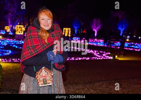 Enie van de Meikokjes - Eröffnung von Weihnachten im Tierpark Friedrichsfelde 2025 am 21.11.2025 in Berlin. Weihnachten im Tierpark Friedrichsfelde *** Enie van de Meikokjes inaugurazione di Natale al Tierpark Friedrichsfelde 2025 il 21 11 2025 a Berlino Natale al Tierpark Friedrichsfelde Foto Stock