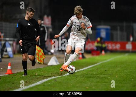 Buchbach, GERMANIA - 21 novembre: Sul pallone Guido della ROVERE (FC Bayern Monaco II 10) durante la partita di campionato tra TSV Buchbach e FC Bayern Monaco II il 19 novembre della Lega regionale Bavaria presso la SMR Arena Foto Stock