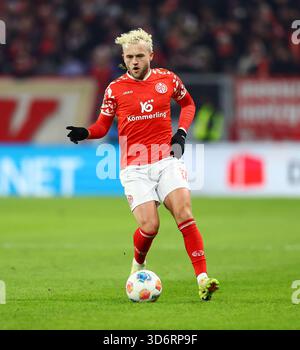 21 novembre 2025, Bundesliga calcio [Bundesliga], FSV FSV Mainz 05 - TSG 1899 Hoffenheim, emonline, emspor, da sinistra, Benedict Hollerbach (FSV Mainz 05) le normative DFL/DFB vietano qualsiasi uso di fotografie come sequenze di immagini e/o quasi-video. x Foto Stock