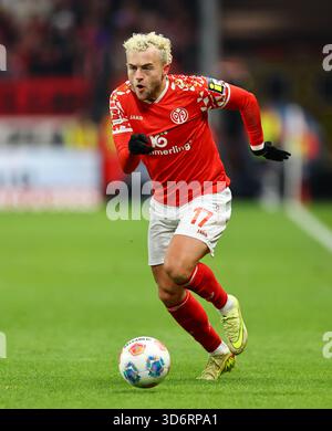 21 novembre 2025, Bundesliga calcio [Bundesliga], 1. FSV FSV Mainz 05 - TSG 1899 Hoffenheim, emonline, emspor, da sinistra, Benedict Hollerbach (FSV Mainz 05) le normative DFL/DFB vietano qualsiasi uso di fotografie come sequenze di immagini e/o quasi-video Foto Stock