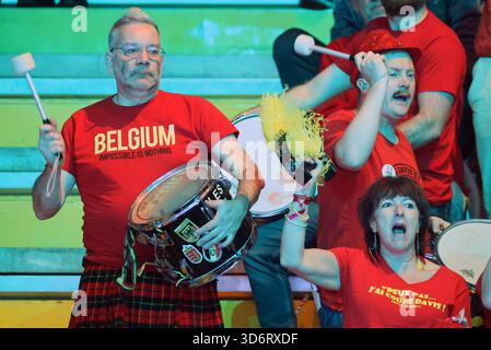 Bologna, Italia. 21 novembre 2025. I tifosi fanno il tifo durante una partita di tennis tra il belga Bergs e l'italiano Cobolli, seconda nelle semifinali di Coppa Davis tra Belgio e Italia, a Bologna, in Italia, venerdì 21 novembre 2025. Le prime otto finali della Coppa Davis si svolgono a Bologna dal 18 al 23 novembre. BELGA PHOTO BENOIT DOPPAGNE credito: Belga News Agency/Alamy Live News Foto Stock