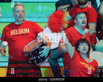 Bologna, Italia. 21 novembre 2025. I tifosi fanno il tifo durante una partita di tennis tra il belga Bergs e l'italiano Cobolli, seconda nelle semifinali di Coppa Davis tra Belgio e Italia, a Bologna, in Italia, venerdì 21 novembre 2025. Le prime otto finali della Coppa Davis si svolgono a Bologna dal 18 al 23 novembre. BELGA PHOTO BENOIT DOPPAGNE credito: Belga News Agency/Alamy Live News Foto Stock