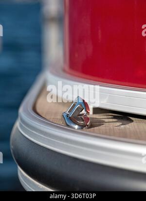 Dettaglio di un tassello a fune sull'estremità anteriore di un pontone rosso, con messa a fuoco selettiva e profondità di campo ridotta. Foto Stock