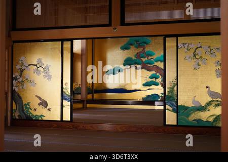 Uccelli d'oro e alberi bonsai dipinti su porte aperte all'interno del Palazzo Honmaru nel complesso del Castello di Nagoya a Nagoya, in Giappone Foto Stock