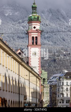 Innsbruck, Austria - 26 febbraio 2023: Campanile della chiesa serva di San Giuseppe (Servitenkirche) situato in via Maria Teresa Foto Stock