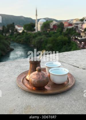 Tradizionale caffè turco a Stari Most a Mostar, Bosnia ed Erzegovina Foto Stock