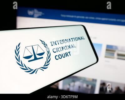 In questa immagine, uno smartphone con il logo dell'organizzazione Tribunale penale internazionale (ICC) è visibile sullo schermo davanti al sito Web. Foto Stock
