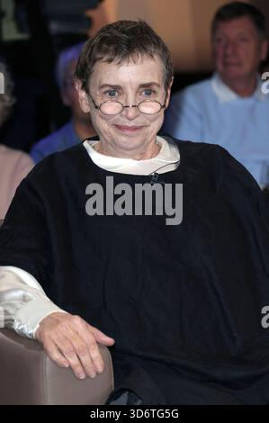 Katharina Thalbach bei der Aufzeichnung der NDR Talk Show im NDR Fernsehstudio Lokstedt. Amburgo, 21.11.2025 *** Katharina Thalbach alla registrazione del talk show NDR nello studio televisivo NDR Lokstedt Hamburg, 21 11 2025 foto:xgbrcix/xFuturexImagex ndr talk2111 5181 Foto Stock