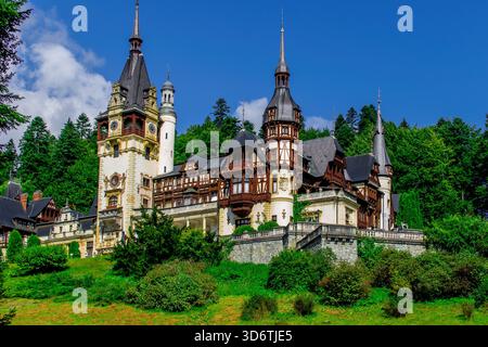 Storico castello di Peleș a Sinaia, Romania, annidato tra i Carpazi Foto Stock