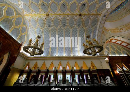 Moschea Masjid Omar Ali Saifuddien, sala di preghiera con soffitto decorato e cupola, Bandar seri Begawan, Brunei Foto Stock