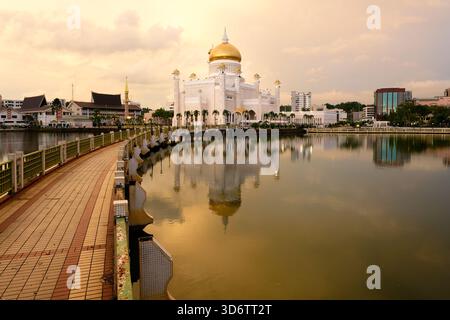 Moschea Masjid Omar Ali Saifuddien che si riflette nello stagno al tramonto, Bandar seri Begawan, Brunei Foto Stock