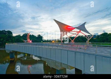 Ponte pedonale al tramonto nel complesso della moschea Masjid Omar Ali Saifuddien, Bandar seri Begawan, Brunei Foto Stock