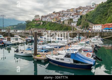 Affascinante villaggio di pescatori di Lastres nella regione delle Asturie, nel nord della Spagna Foto Stock