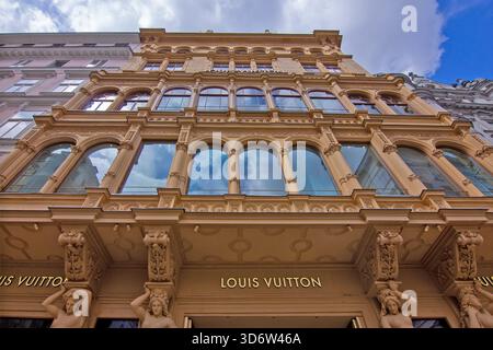 Il negozio Louis Vuitton di Vienna presenta una facciata storica ornata e un'entrata color oro Foto Stock