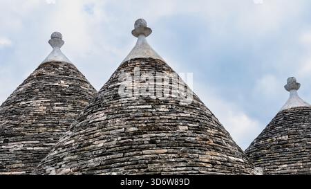 Case tradizionali di trulli. Tetti conici in lastre di pietra. Alberobello, provincia di Bari, regione Puglia, Italia Foto Stock
