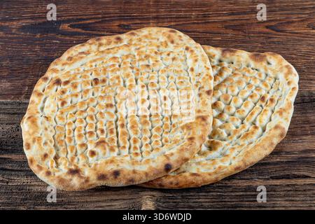 Tirnak pide, Pita turca. Pide tradizionale pane turco per il mese santo Ramadan. Pane pita fresco a fette. Concetto Ramadan con pane di sesamo. Foto Stock