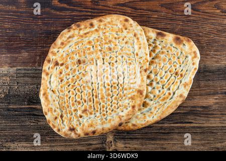Tirnak pide, Pita turca. Pide tradizionale pane turco per il mese santo Ramadan. Pane pita fresco a fette. Concetto Ramadan con pane di sesamo. Foto Stock