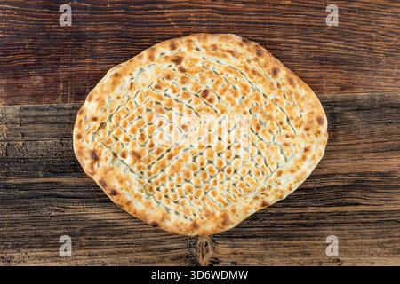 Tirnak pide, Pita turca. Pide tradizionale pane turco per il mese santo Ramadan. Pane pita fresco a fette. Concetto Ramadan con pane di sesamo. Foto Stock
