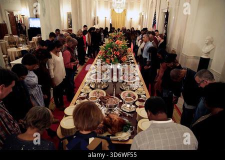 Il presidente Barack Obama e la First Lady Michelle Obama ospitano una cena di ringraziamento per la famiglia e gli amici al piano dello Stato della Casa Bianca, il 24 novembre 2016 Foto Stock