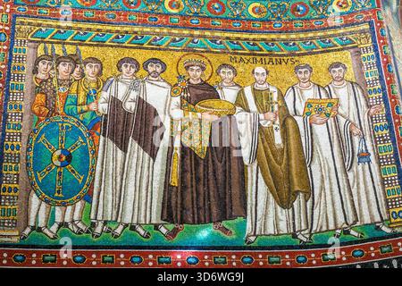 Mosaico di Prespiteria raffigurante l'imperatore romano d'Oriente Giustiniano i in piedi accanto a funzionari di corte, generali Belisario e Narsè, vescovo Massimiano, palatinae guardie e diaconi - Basilica di San vitale - Ravenna, Italia Foto Stock