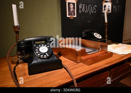 Telefono vintage e scrivania in una ricreazione di un ufficio dell'MI5 in tempo di guerra Foto Stock