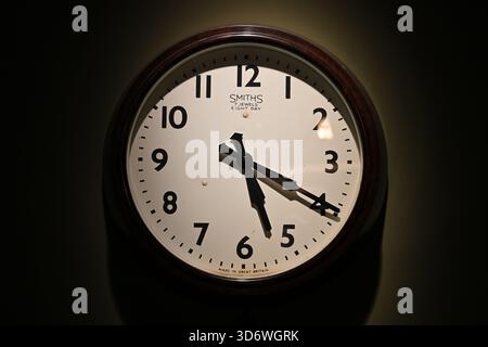 Orologio meccanico da parete Smiths 7 Jewel Eight Day bachelite che mostra le 5:20 Foto Stock