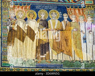 Pannello a mosaico a sinistra delle finestre dell'abside raffiguranti l'imperatore Costantino IV Pogonato, con i fratelli Eraclio e Tiberio III e suo figlio Giustiniano II, consegnando al diacono riparato, messaggero dell'arcivescovo Maurizio, un rotolo che riconosce l'autocefalia della Chiesa di Ravenna, in risposta alle petizioni dei suoi sudditi - Basilica di Sant'Apollinare in Classe - Ravenna, Italia Foto Stock