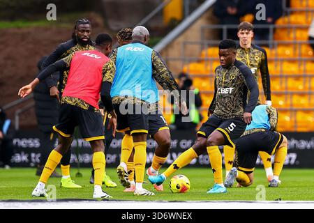 Wolverhampton, Regno Unito. 22 novembre 2025. Marshall Munetsi dei Wolverhampton Wanderers si scalda prima della partita Wolverhampton Wanderers contro Crystal Palace Premier League al Molineux Stadium, Wolverhampton, Inghilterra il 22 novembre 2025 Credit: Ryan Crockett/Every Second Media Credit: Every Second Media/Alamy Live News Foto Stock