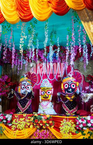 Lord Jagannath, Balabhadra e Subhadra nell'altare ornato Foto Stock