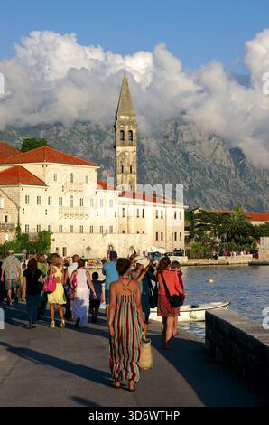 Turisti a Perast, Baia di Cattaro, Montenegro Foto Stock